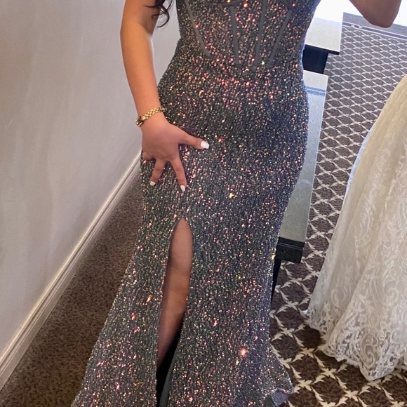 Size 4 Cinderella Divine Sequins Prom Dress - Picture 5 of 10